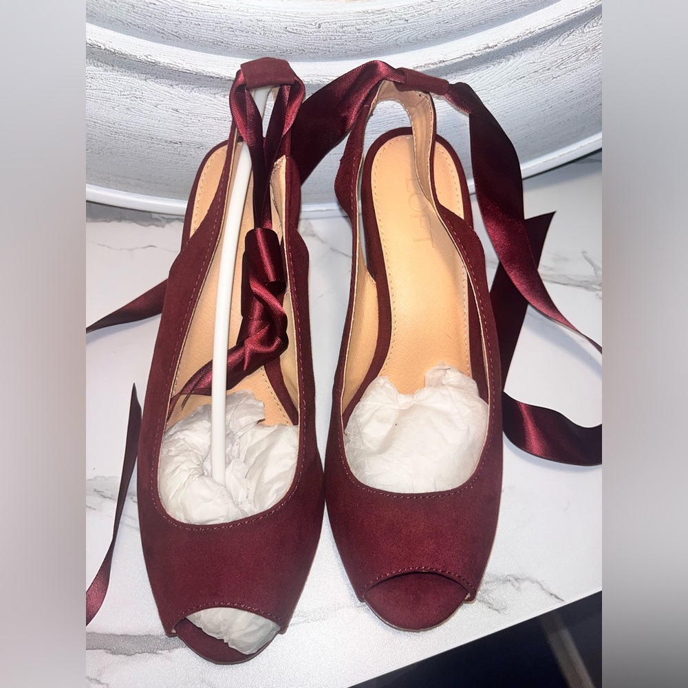 8.5 Ann Taylor Loft lace up wedge